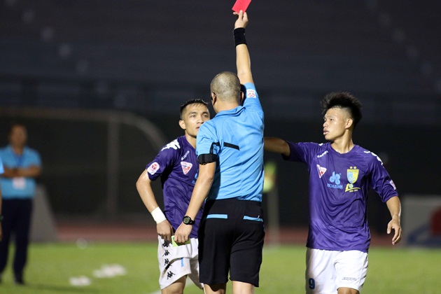Cầu thủ Hà Nội FC tái hiện pha vào bóng kinh hoàng của Quế Ngọc Hải