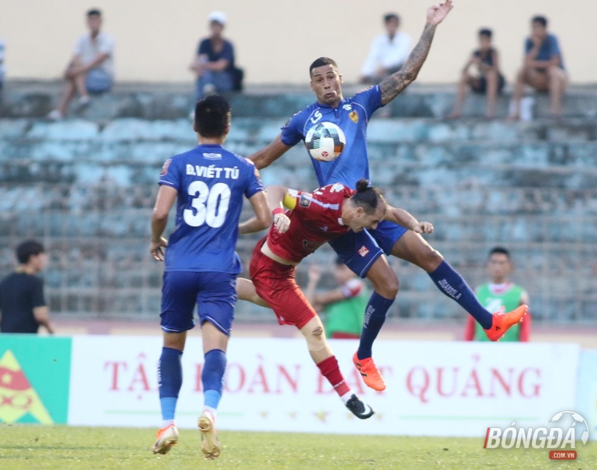 Cầu thủ Quảng Nam học Dani Alves để ngăn cản tình huống sút phạt của TP.HCM