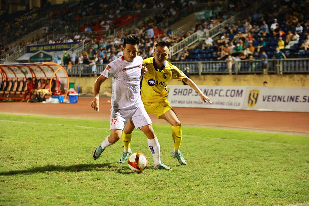 Cầu thủ SLNA bị VFF treo giò