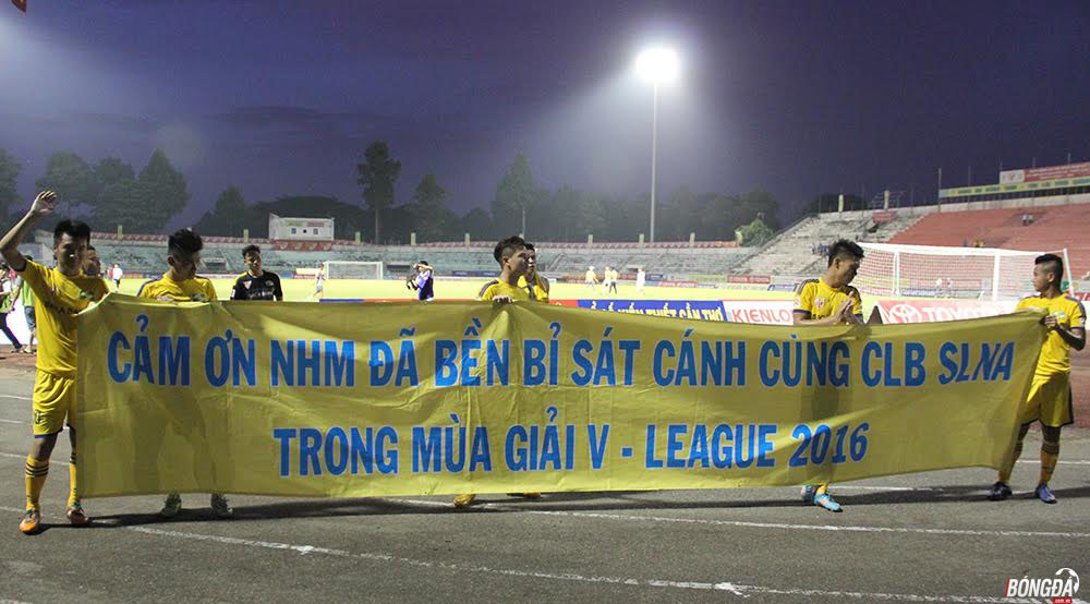 Cầu thủ SLNA tri ân người hâm mộ xứ Nghệ trên sân Cao Lãnh