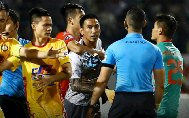 Cầu thủ TPHCM bị phạt, trọng tài vẫn nhờ luật sư khởi kiện