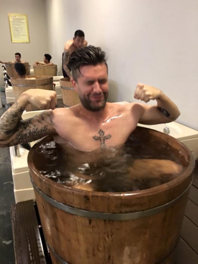 Cầu thủ V-League ‘cắn răng’ tập hồi phục giống Ronaldo