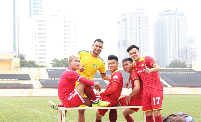 Cầu thủ V-League nô nức hội quân, nhận lì xì ngày “xông đất”