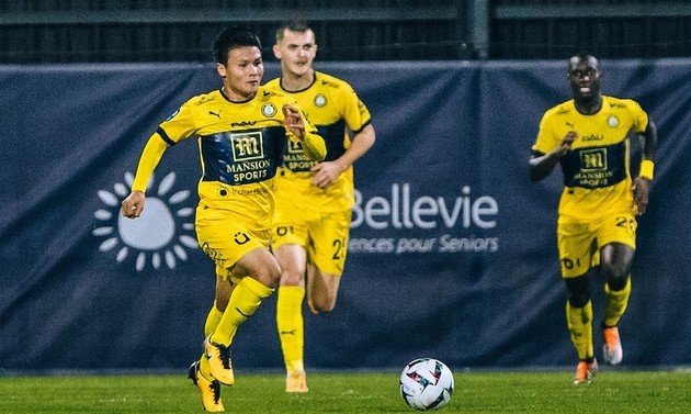 Cầu thủ Việt Nam nhận đãi ngộ cao hơn năng lực; Văn Lâm nói rõ mâu thuẫn với HLV