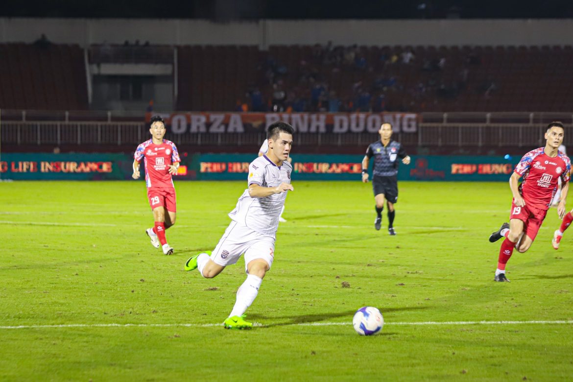 CĐV Bình Dương mong đợi Tiến Linh ghi bàn vào lưới CAHN