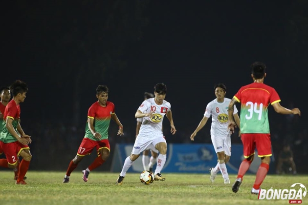 CĐV Bình Phước trèo rào, leo cây xem Công Phượng-Xuân Trường đấu giao hữu