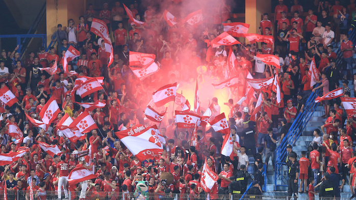 CĐV Hải Phòng bị cấm tới Hàng Đẫy vì đốt pháo sáng