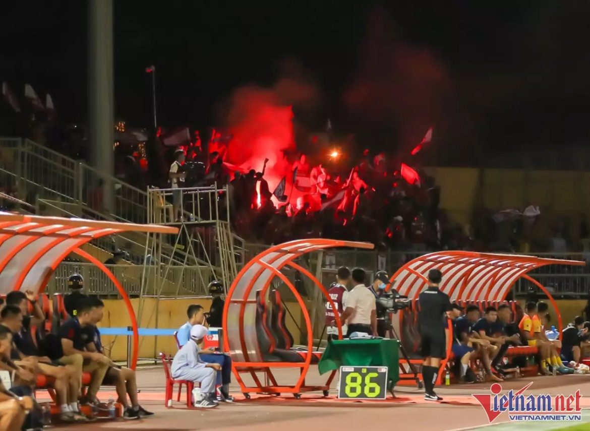 CĐV Hải Phòng đốt phát sáng ở sân Vinh sau sự cố ‘phun mưa’