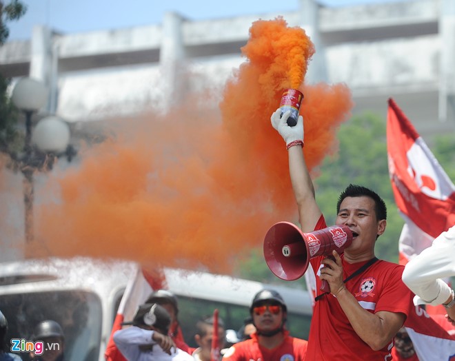 CĐV Hải Phòng nhuộm đỏ đường tiến về Cẩm Phả