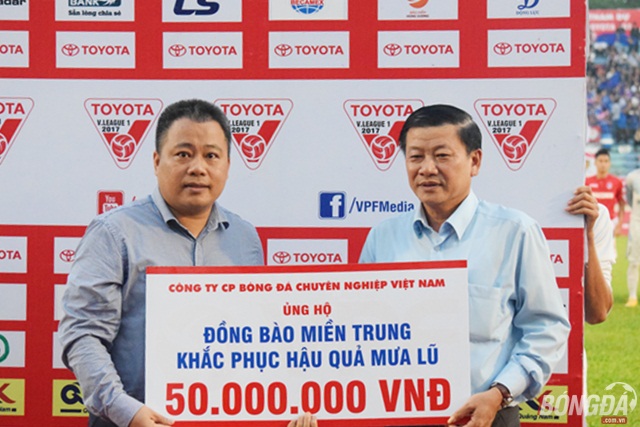 CĐV Hải Phòng ủng hộ đồng bào miền Trung 200 triệu đồng