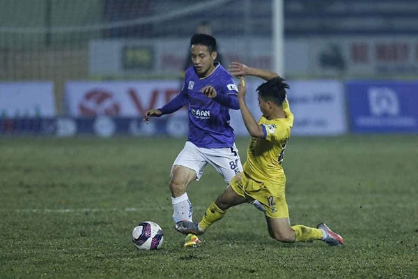 CĐV lên án pha triệt hạ của cầu thủ Nam Định với Hùng Dũng