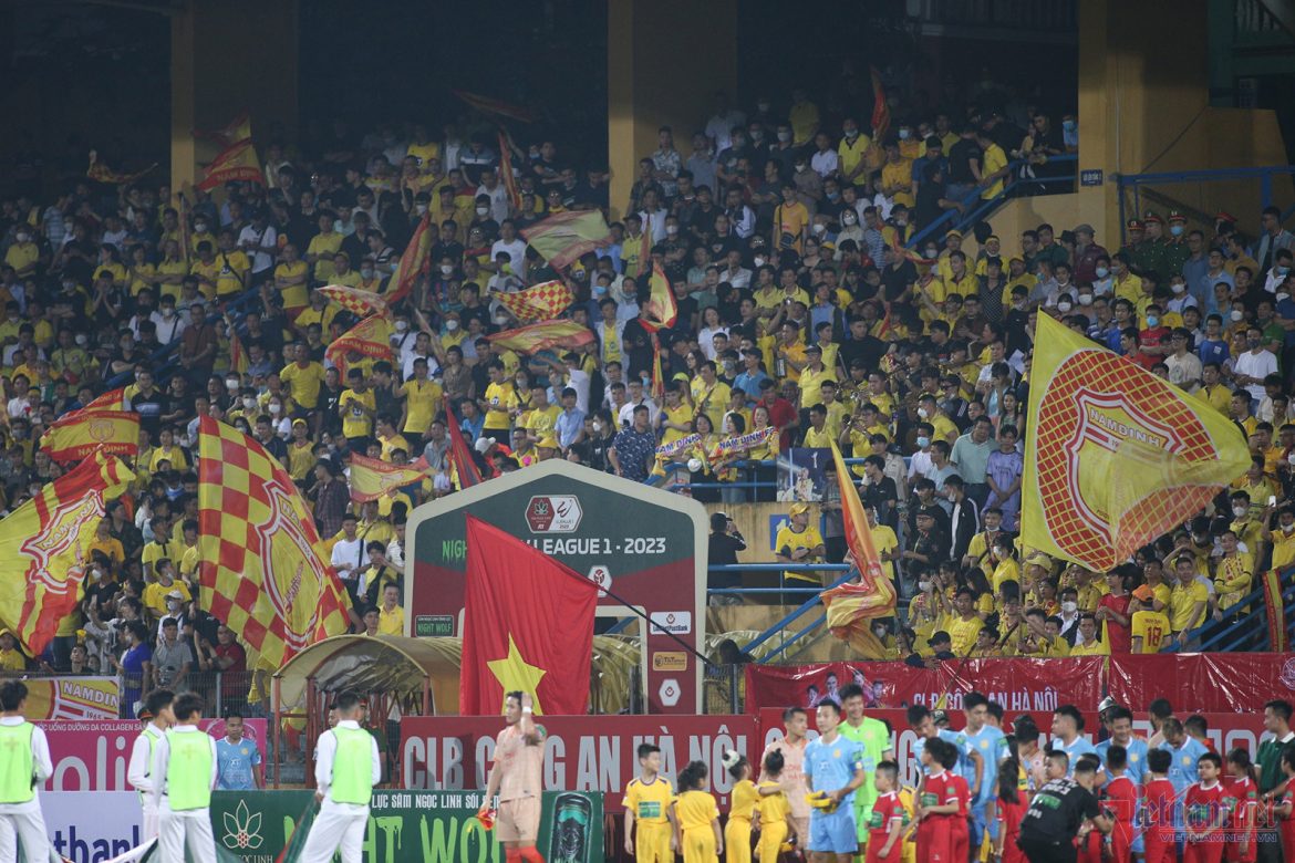 CĐV Nam Định ngất xỉu trên sân Hàng Đẫy, phải nhập viện cấp cứu