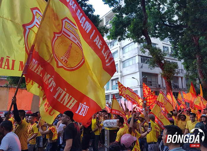 CĐV Nam Định nhuộm vàng Hàng Đẫy, nhiệt huyết tiếp lửa cho đội nhà