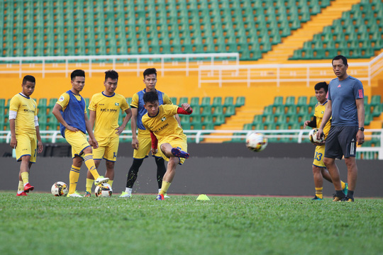 CĐV nữ vây kín sao U23 Việt Nam ở sân Thống Nhất