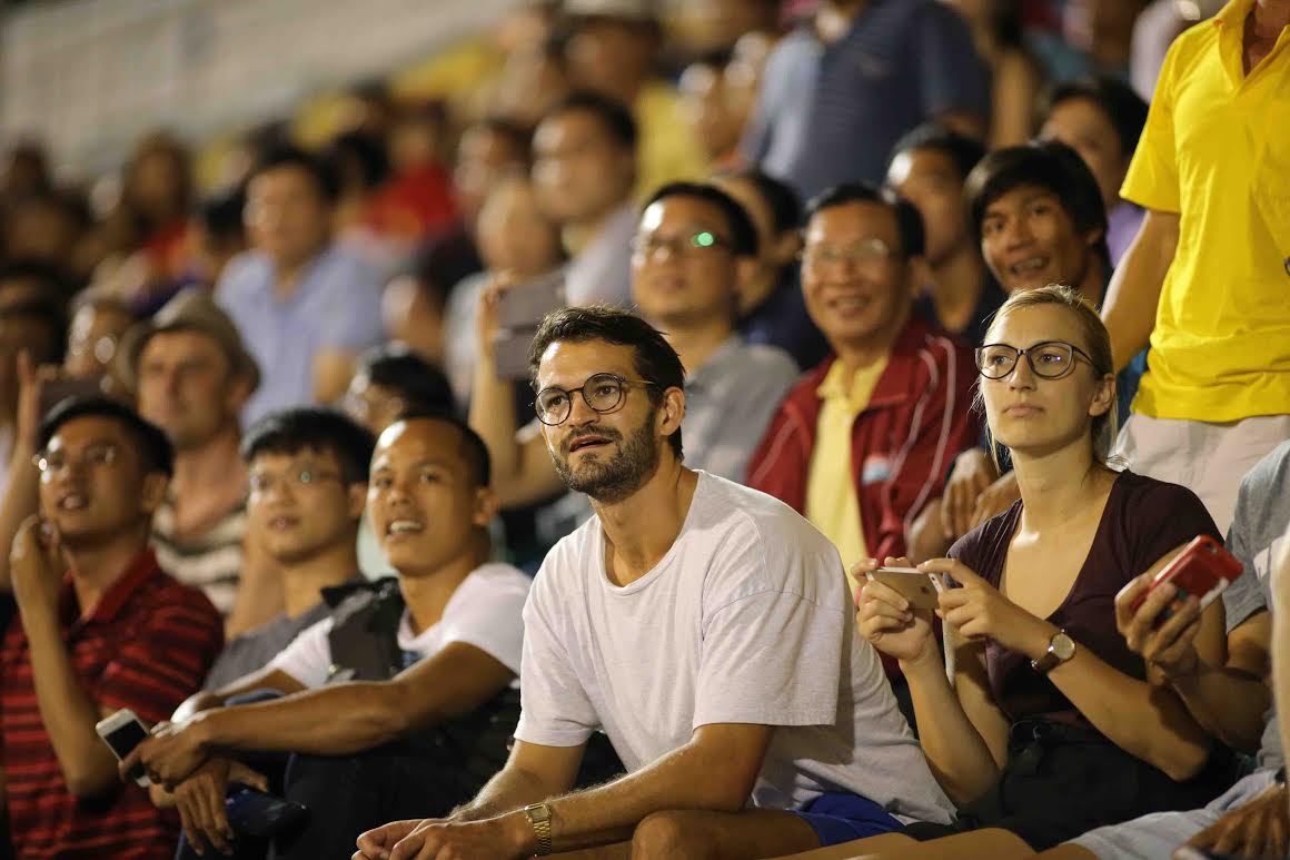 CĐV nước ngoài phẫn nộ với “màn kịch” trên sân Thống Nhất