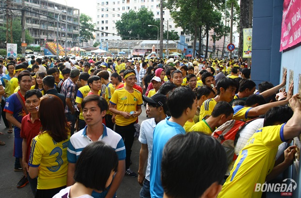 CĐV SLNA bao vây tứ phía từ trong ra ngoài sân Thống Nhất