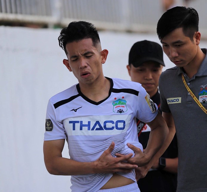 Chấn thương Hồng Duy trở nặng, mất 1 tháng để dưỡng thương