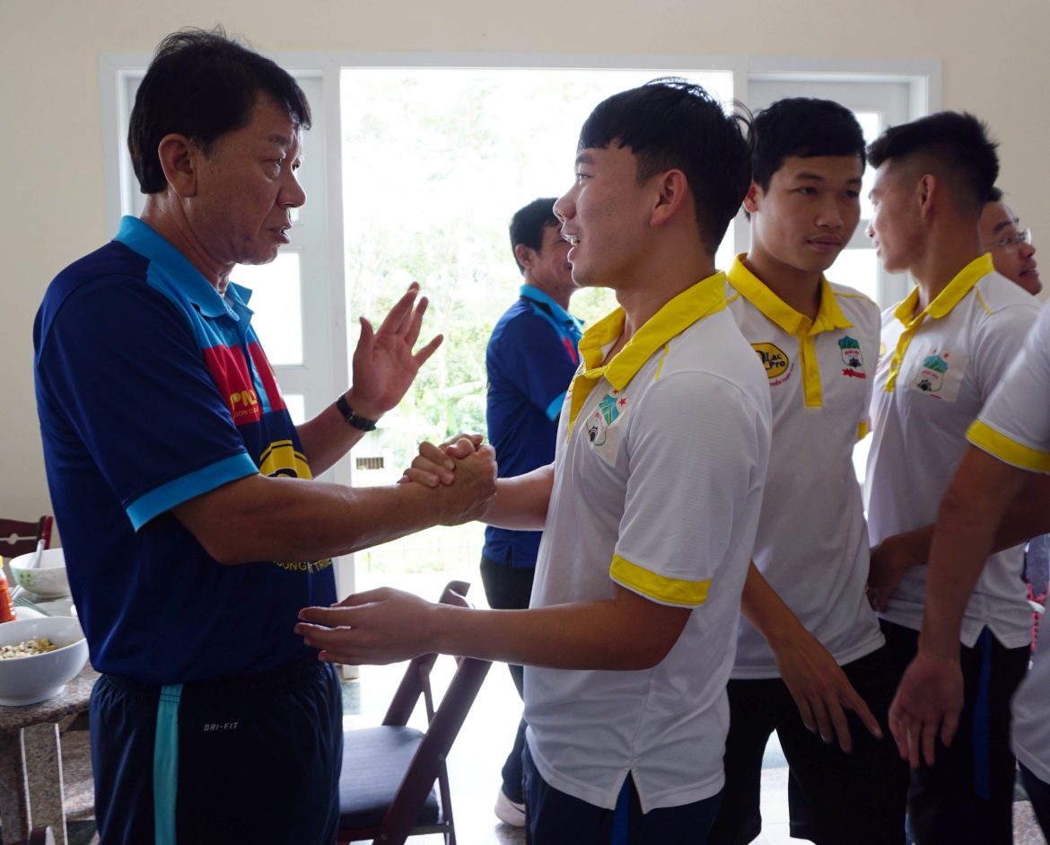“Chiến” gà hầm sâm, Công Phượng và đồng đội đặt mục tiêu có huy chương V-League 2018