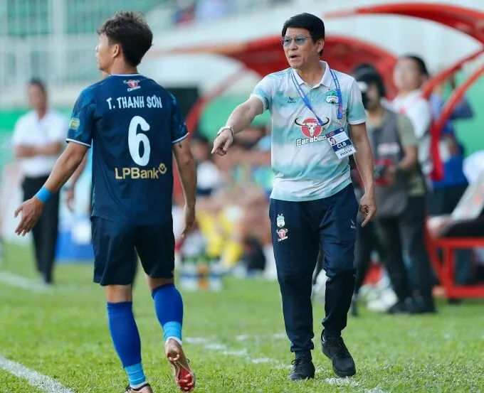 CHÍNH THỨC: HLV HAGL nhận án phạt vì phát ngôn bừa bãi