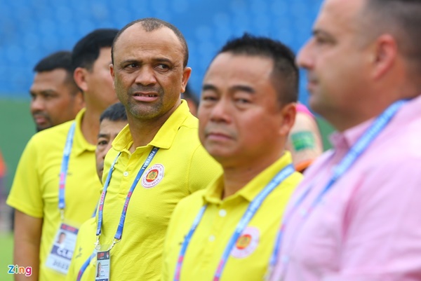 Cho nghỉ 4 trợ lý, CLB Công An Hà Nội dọn đường đón HLV Polking?