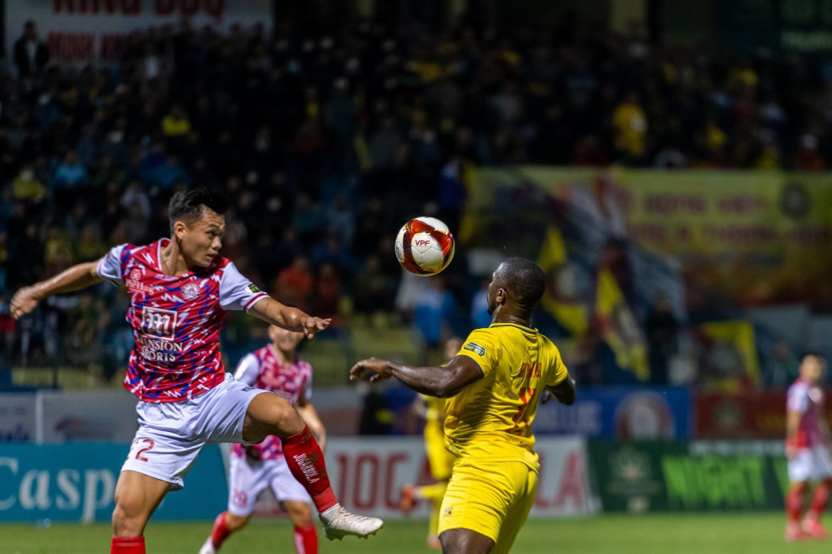 Chơi hơn người, HLV TP.HCM giải thích lý do không đá tấn công