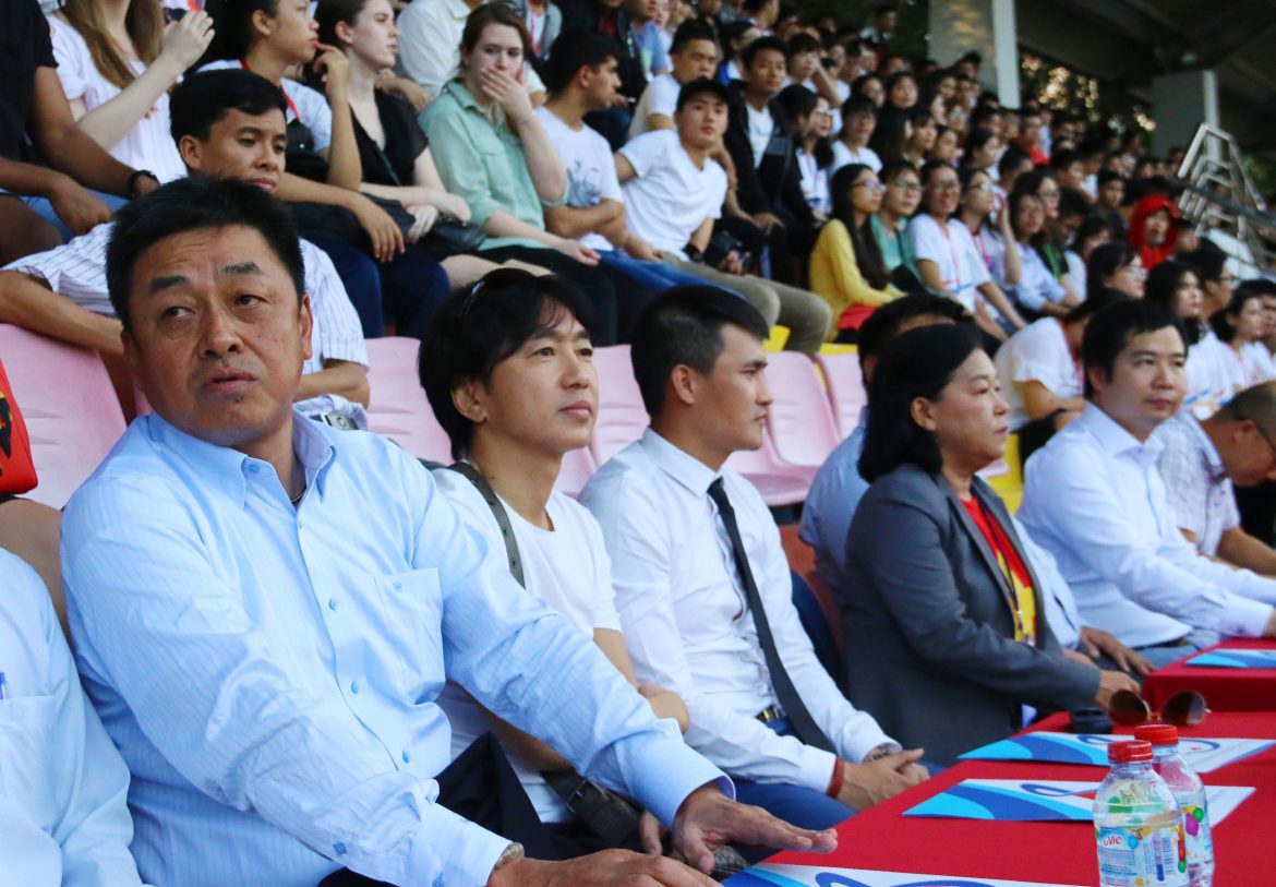 Chùm ảnh: Công Vinh – Miura “đỏ mắt” tuyển quân ở sân chơi sinh viên