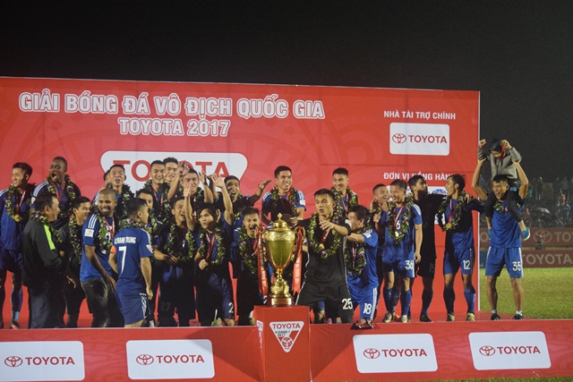 Chùm ảnh: Quảng Nam FC vỡ òa hạnh phúc trong chiều mưa nặng hạt