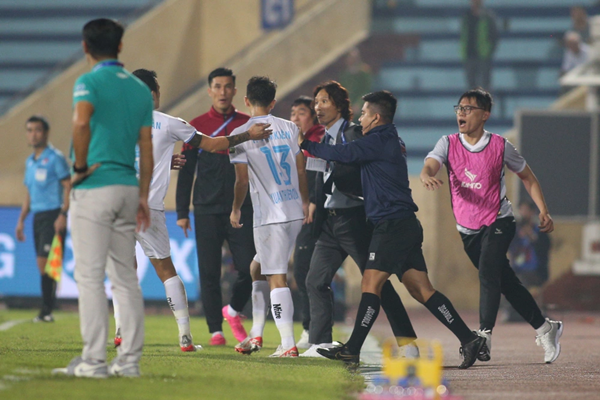 Chuyên gia lên tiếng vụ cầu thủ “giật chỏ” HLV tại V-League