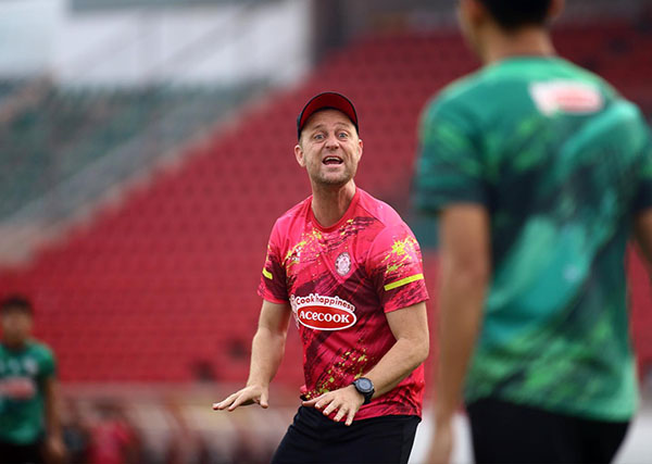 Chuyên nghiệp trong buổi tập, BHL CLB TP.HCM sử dụng flycam