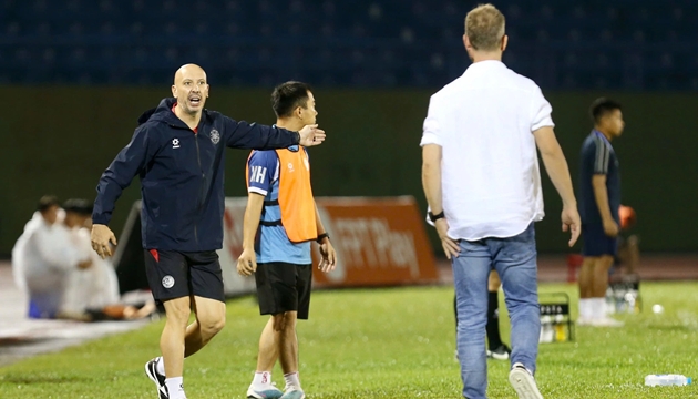 CLB CAHN ‘thiết quân luật’, họp khẩn ban huấn luyện sau vụ phản ứng trọng tài