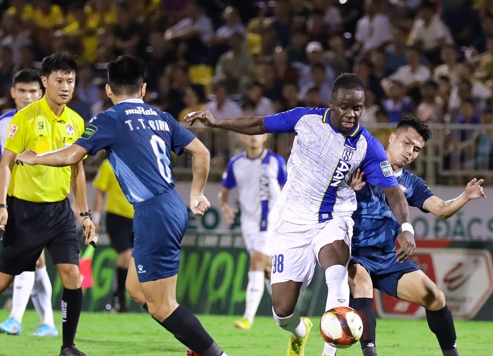 CLB TP.HCM muốn kỷ luật tổ trọng tài FIFA