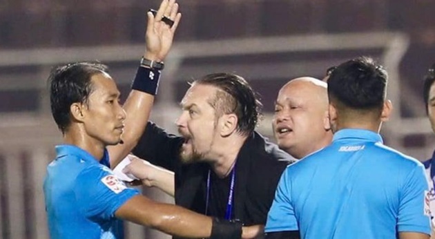 Cơn đau đầu về những “vị vua áo đen” V.League