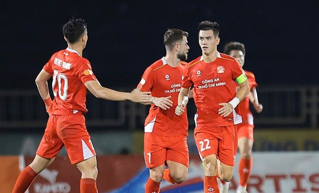 Công an TP HCM vươn lên đầu bảng, Huỳnh Đức vẫn chưa yên tâm