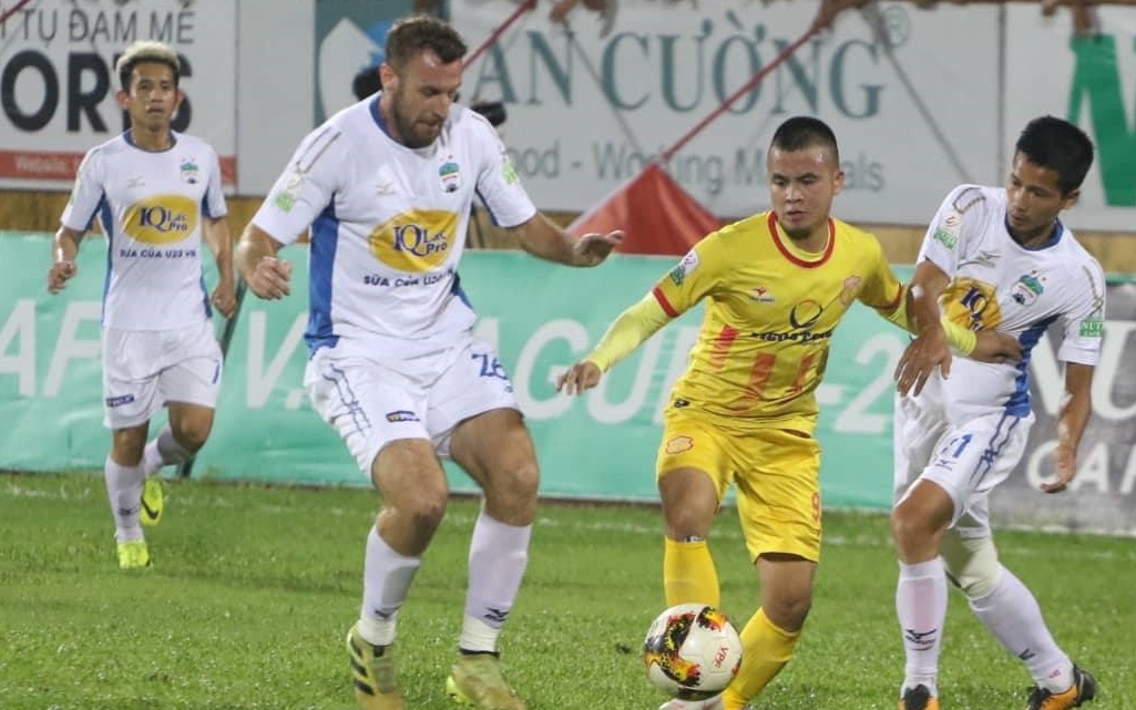 Công Phượng ghi bàn trên chấm 11m, HAGL chính thức trụ hạng