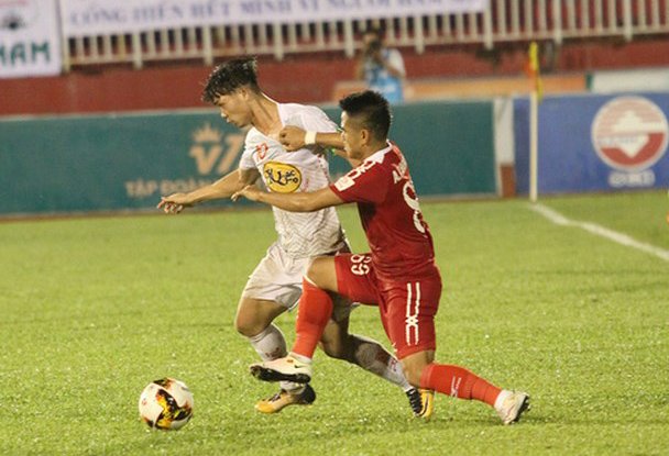 Công Phượng lại tịt ngòi, bầu Đức có nhớ Kiatisak?