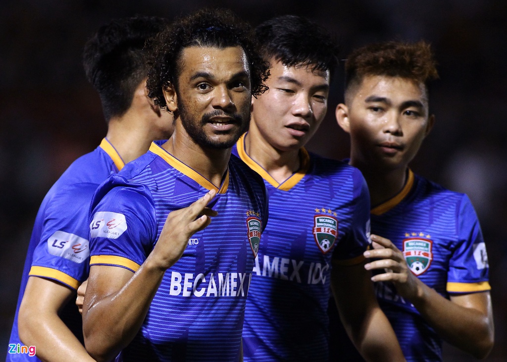 Công Phượng “nổ súng”, TPHCM vẫn thua đau Bình Dương