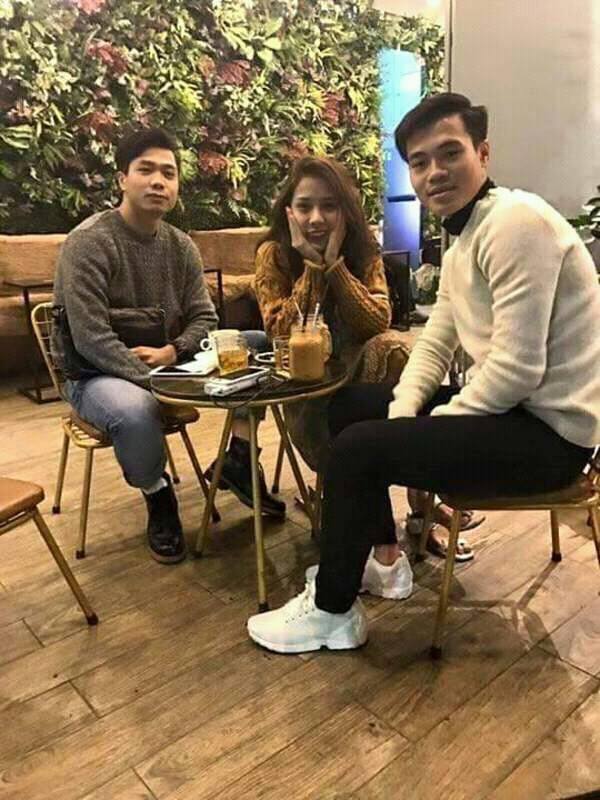 Công Phượng, Văn Toàn tươi tắn bên fan nữ trước ngày nhận Quả Bóng vàng