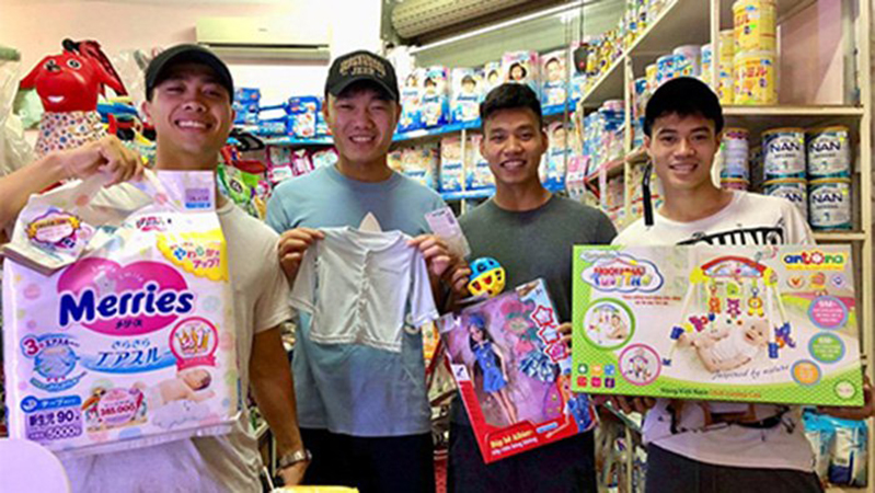 Công Phượng, Xuân Trường “hối lộ” bỉm, sữa, mong Quế Ngọc Hải… nhẹ chân