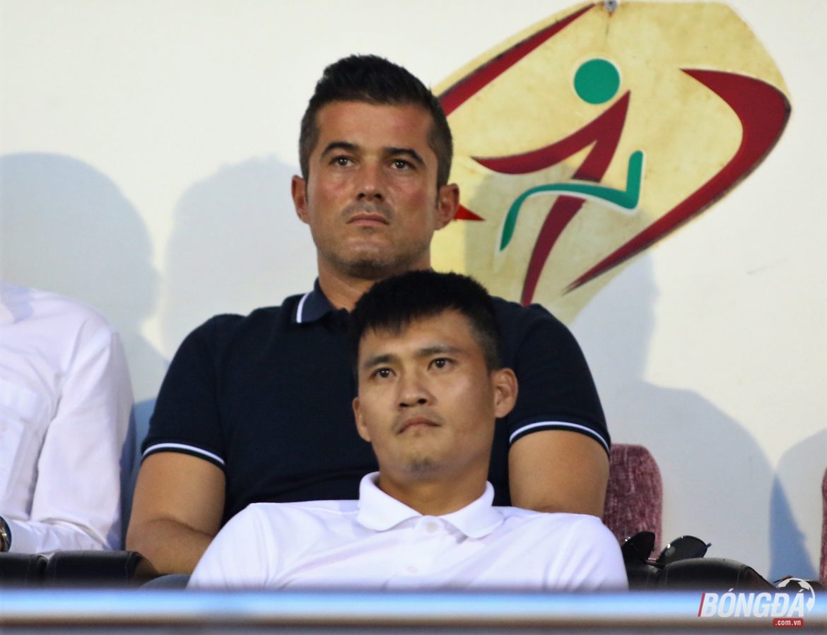 Công Vinh “thương thảo hợp đồng” cùng con trai HLV Calisto trên sân Thống Nhất