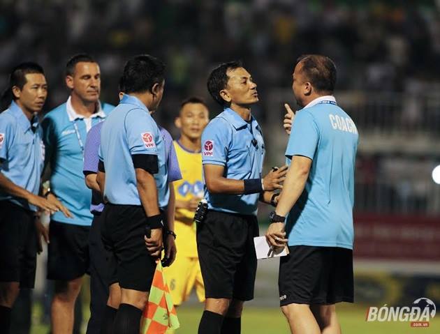 Cựu còi vàng Dương Mạnh Hùng “chê” tổ trọng tài trận HAGL và FLC Thanh Hóa