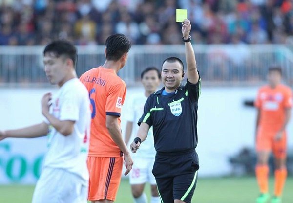 Cựu Còi vàng Dương Văn Hiền: “Thay anh Mùi ư? Người đâu mà thay!”