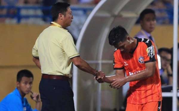 Đã rõ lý do Hà Đức Chinh bị thay ra chỉ sau 40 phút bóng lăn