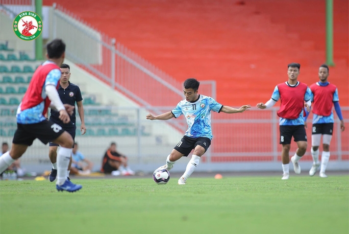 Đại gia nhọc nhằn chạy đà V-League