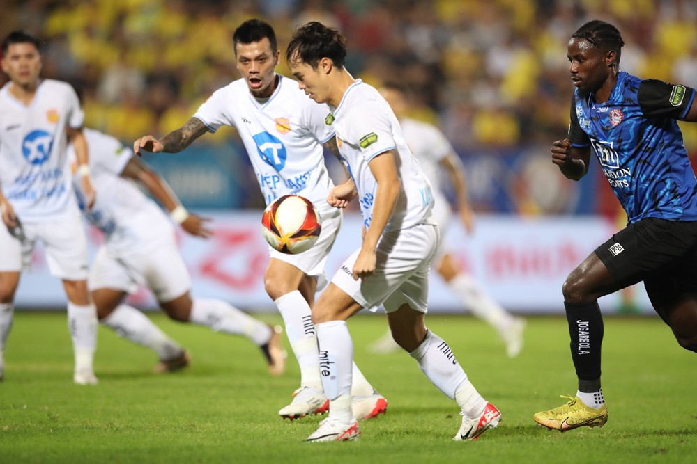 Dẫn đầu BXH, “thiếu gia” V-League vẫn khiêm tốn