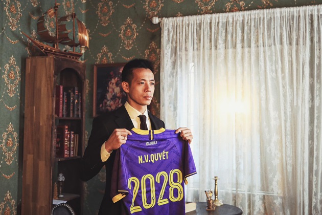 Đằng sau bản hợp đồng mới của Văn Quyết với Hà Nội FC