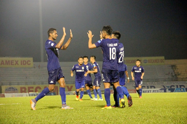 Đấu sớm vòng 18 V-League 2017: Hà Nội và Sanna Khánh Hòa rủ nhau “ngã ngựa”