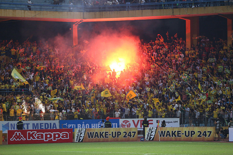 Để CĐV đốt pháo sáng, SLNA và BTC trận đấu nhận án phạt từ VFF