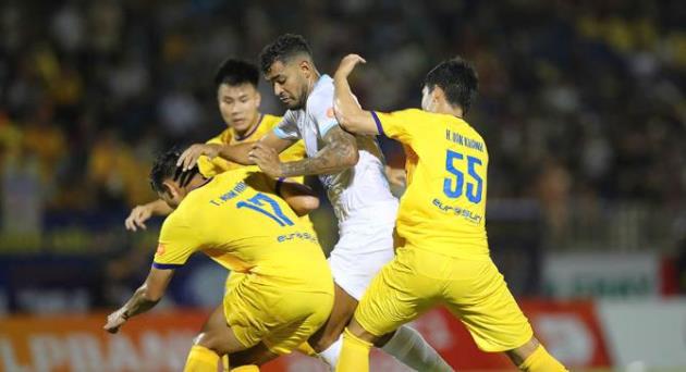 Địa chấn V-League: Khi các ông lớn vấp ngã và những tân binh viết chuyện cổ tích