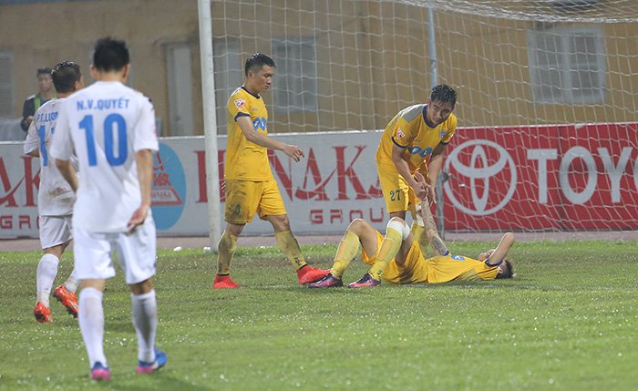 Điểm lại những pha đốt lưới nhà khó hiểu của “tội đồ” Đinh Tiến Thành