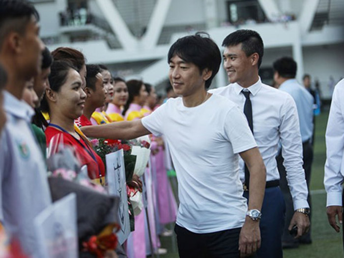 Điểm tin bóng đá Việt Nam sáng 06/01: Chưa cầm quân, HLV Miura đã gây sốt